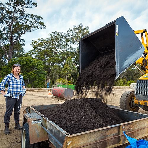 Mayor Cr Kristy McBain purchasing a load of compost for her garden. 