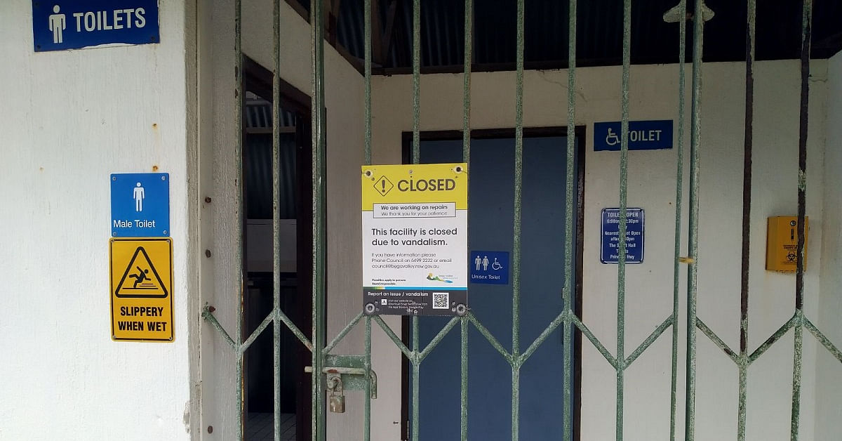 barclay street toilet block closed with closure sign