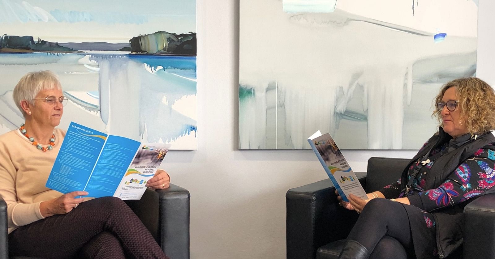 General Manager Leanne Barnes and Mayor Sharon Tapscott reviewing the 'Building a future beyond bushfire' brochure.