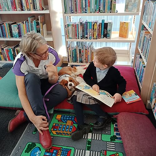 Participants of the Paws 'n'Tales program at Bowral Library, photo courtesy of Wingecarribee Shire Council. 